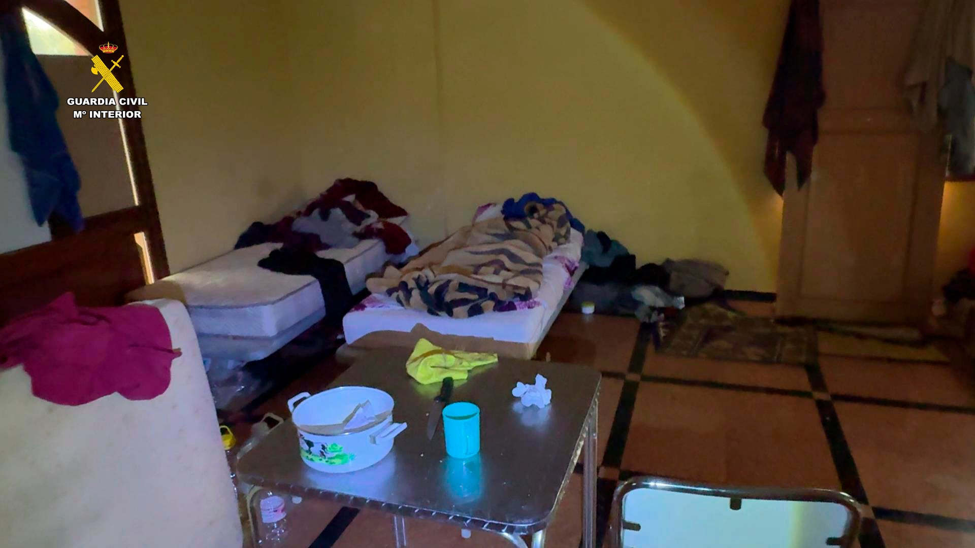 Las imágenes del chalé en el que dormían los migrantes