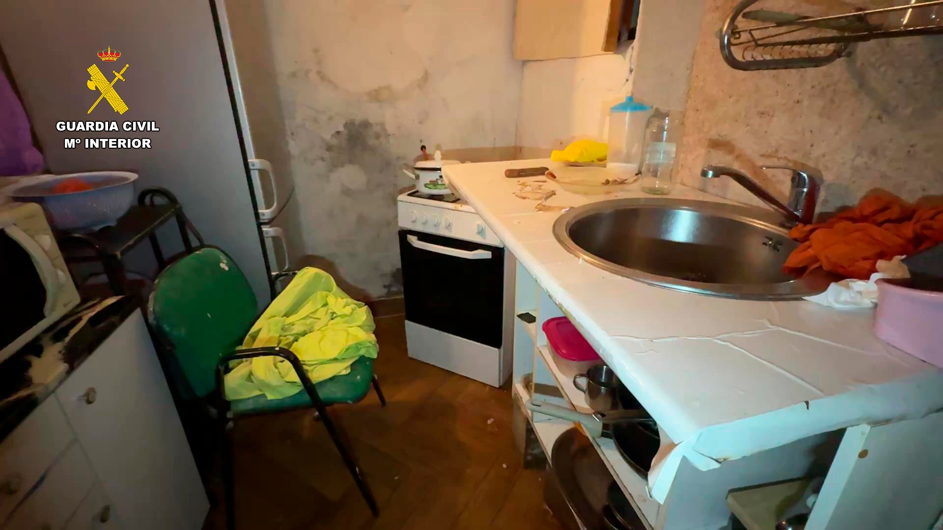 Las imágenes del chalé en el que dormían los migrantes