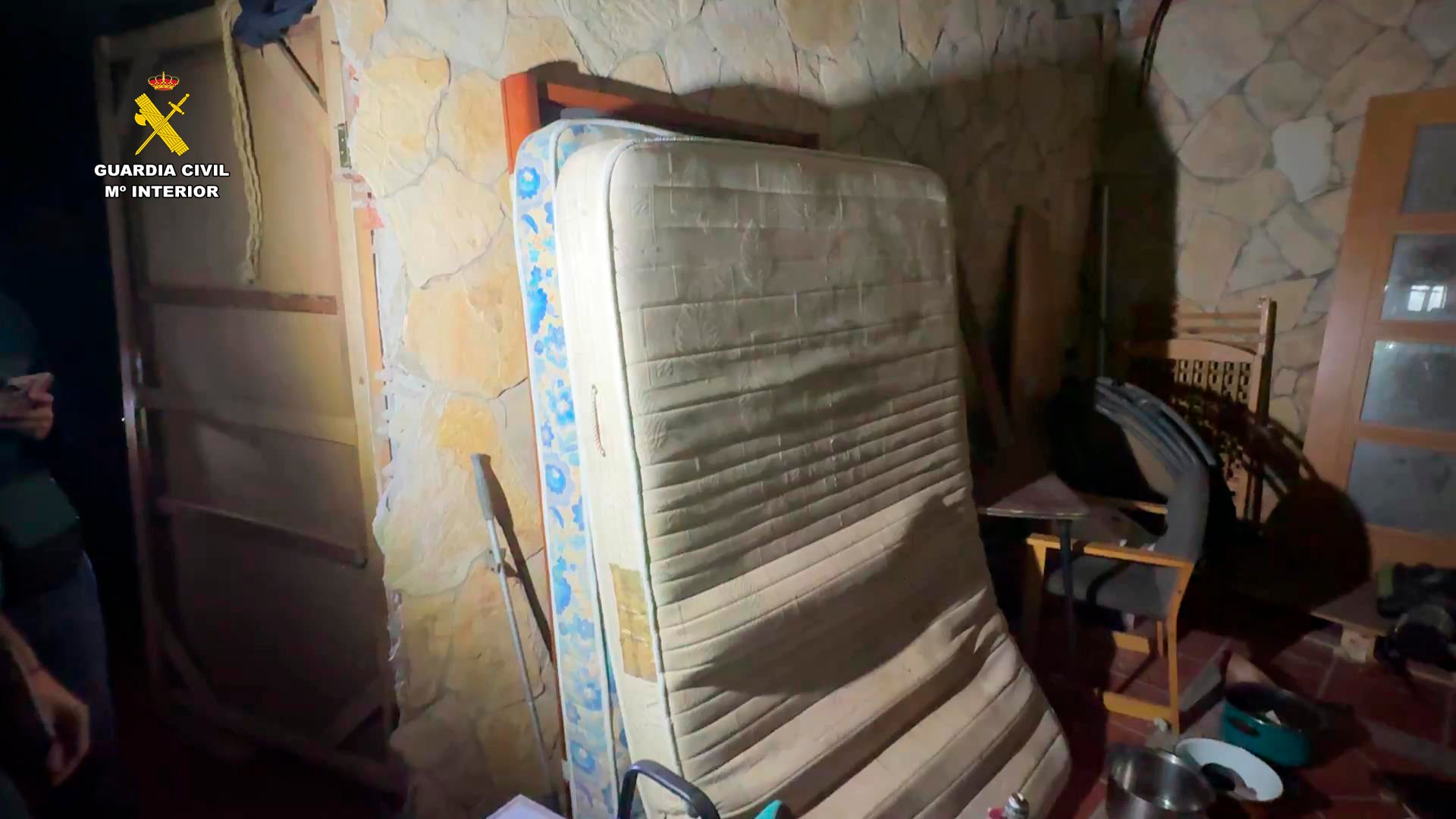 Las imágenes del chalé en el que dormían los migrantes