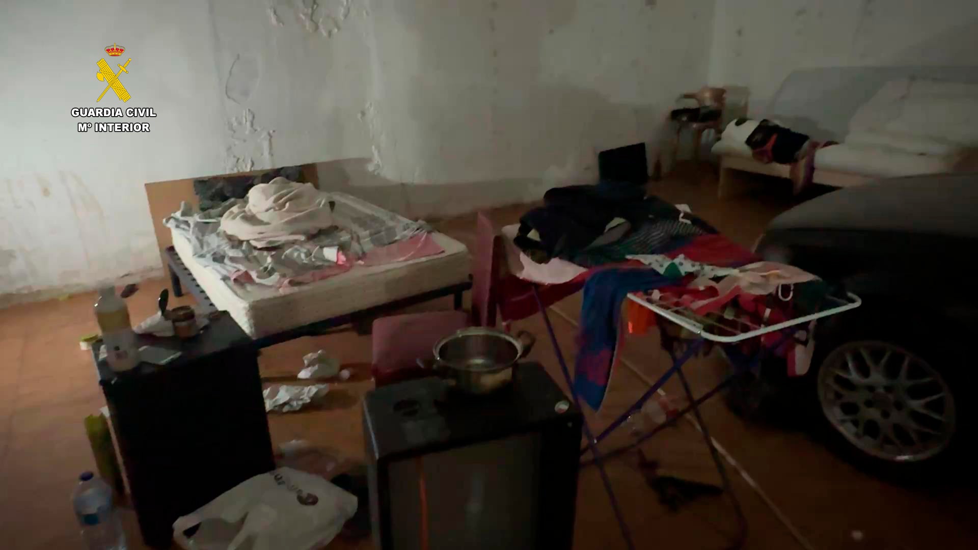 Las imágenes del chalé en el que dormían los migrantes