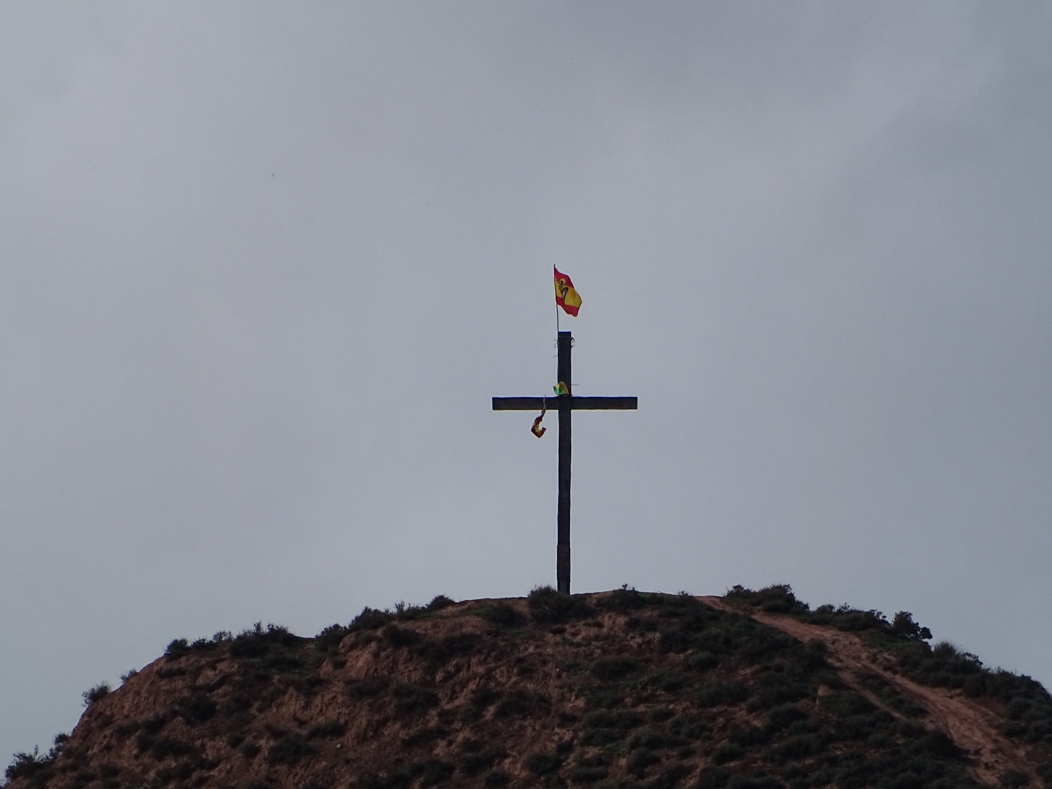 Retiran una bandera de la España franquista que ondeaba en la Cruz Malpica desde el sábado