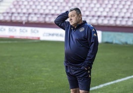 Carlos Pouso, en la banda de Las Gaunas durante un partido