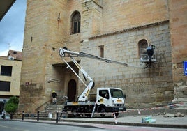 Obras en la fachada sur de la iglesia de la Asunción de Villamediana.