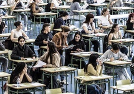 Varios estudiantes se examinan de la Ebau en junio pasado.