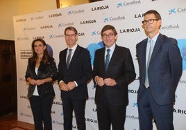 Isabel Moreno, directora territorial de CaixaBank; el presidente de La Rioja, Gonzalo Capellán; el presidente de CaixaBank, José Ignacio Goirigolzarri; y Goyo Ezama, director general de Nueva Rioja, este viernes en el Círculo Logroñés.