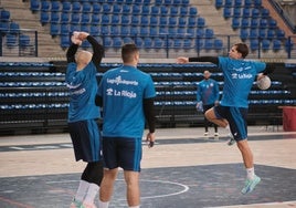 Luis Juárez prepara el brazo para lanzar durante un entrenamiento del Ciudad de Logroño.