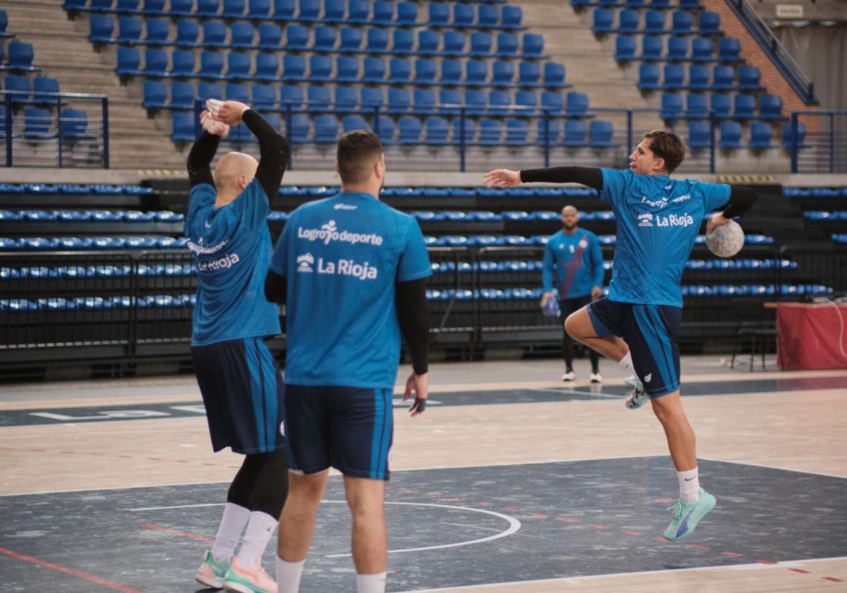 Luis Juárez prepara el brazo para lanzar durante un entrenamiento del Ciudad de Logroño.