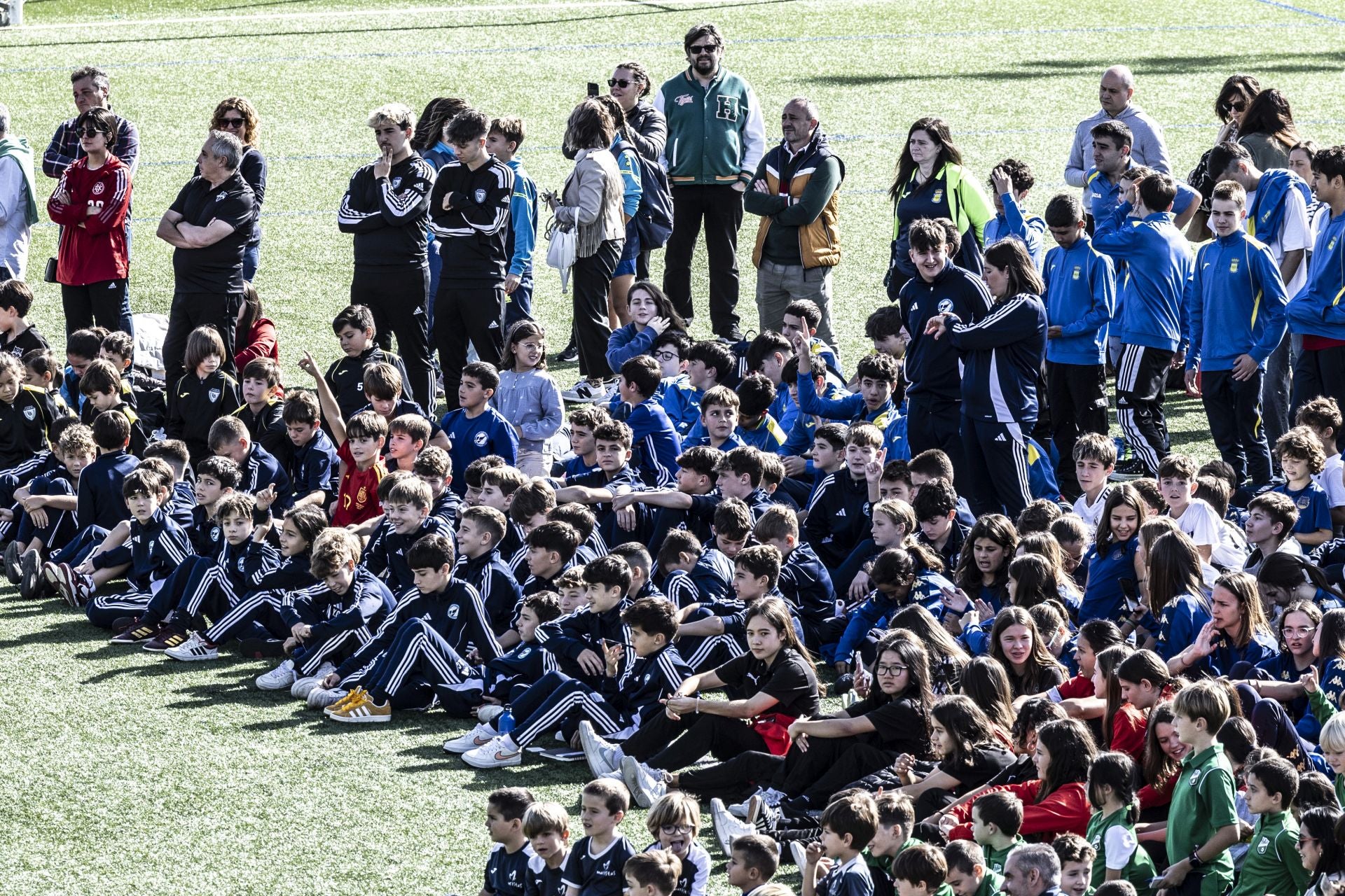 Pradoviejo se llena de niños para ver a De la Fuente