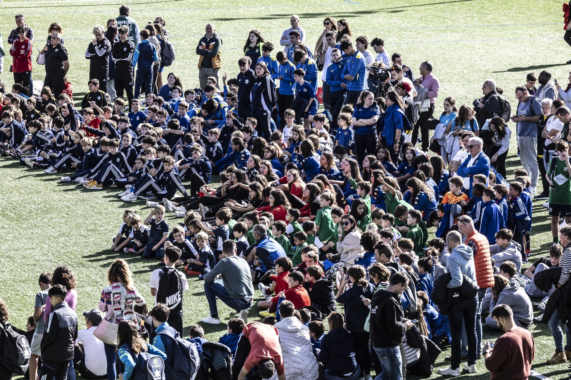 Pradoviejo se llena de niños para ver a De la Fuente