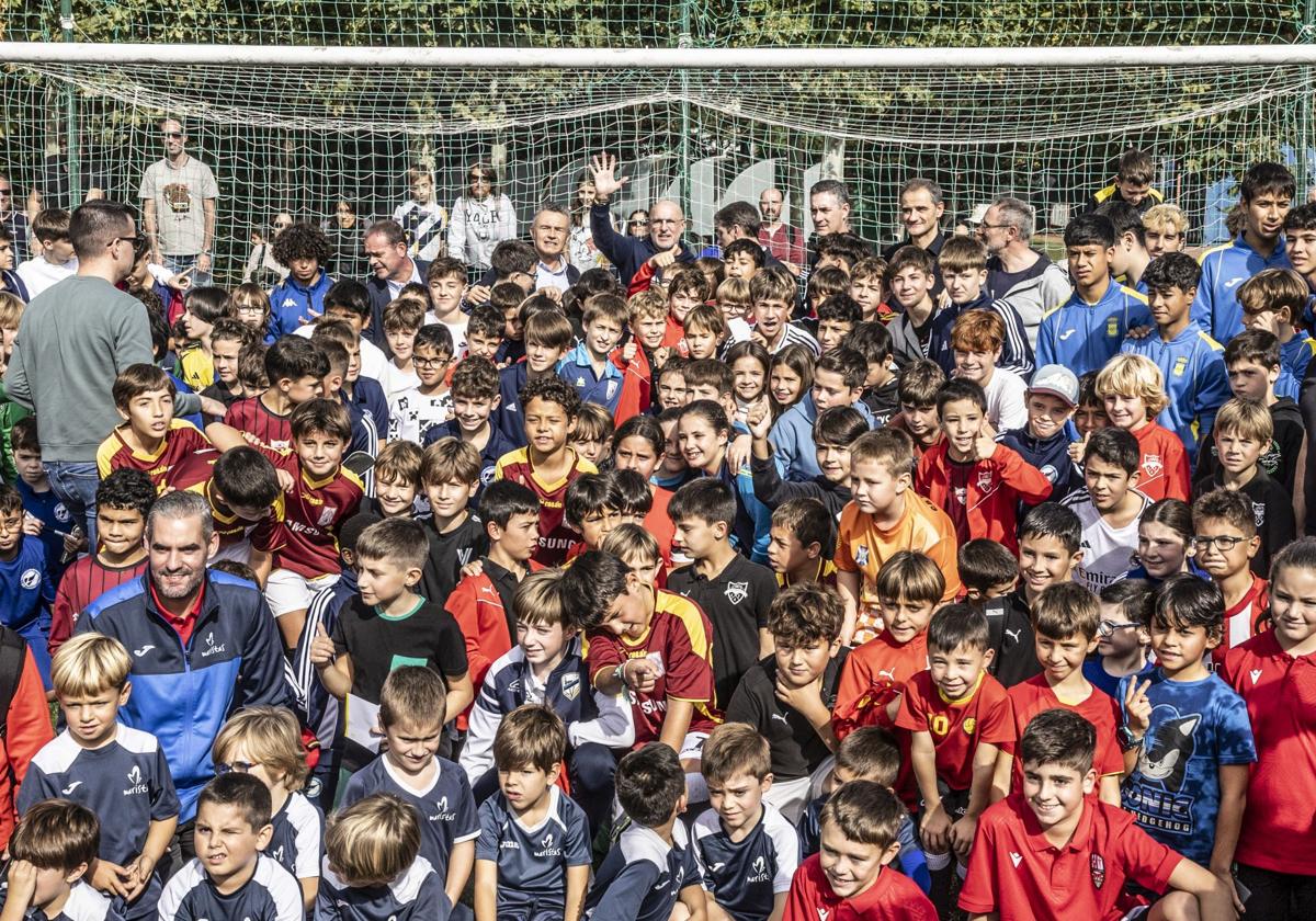 Pradoviejo se llena de niños para ver a De la Fuente