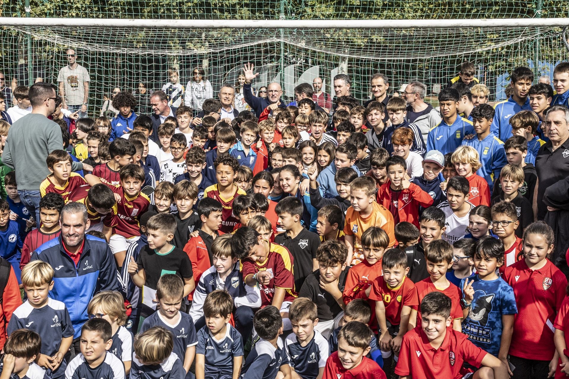 Pradoviejo se llena de niños para ver a De la Fuente