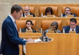 El presidente de La Rioja, Gonzalo Capellán, durante una intervención en el Parlamento, ante la mirada de los diputados socialistas