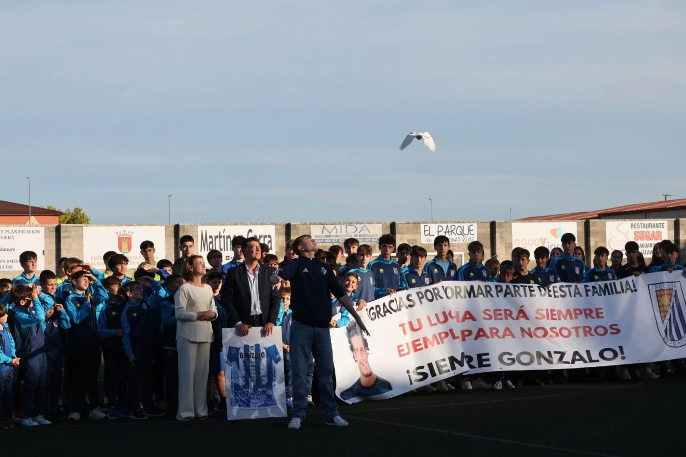 Momento de la despedida a Gonzalo durante la tarde de ayer en el Oion Arena.