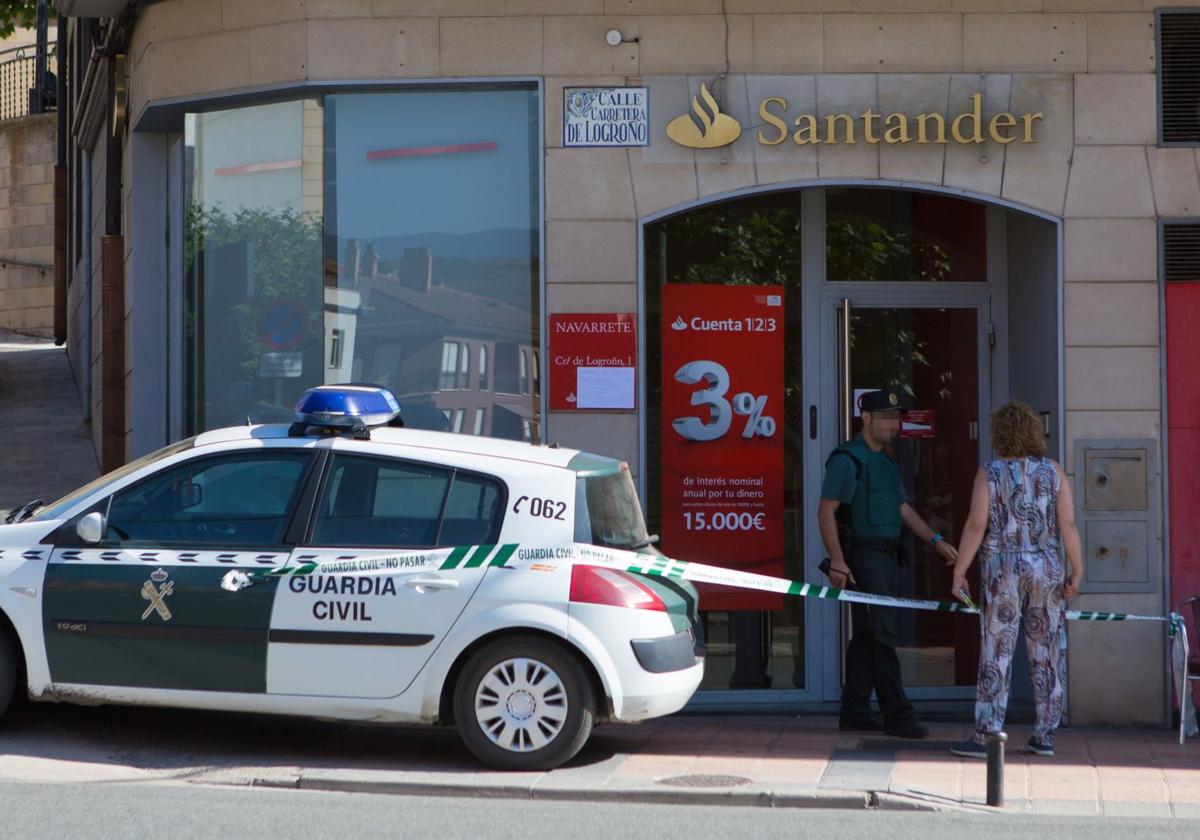 La Guardia Civil precinta la sucursal del Banco Santander en Navarrete, en agosto de 2017.