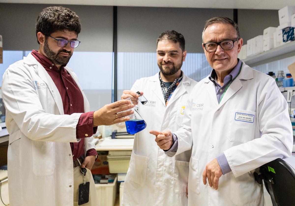 Los investigadores Álvaro Pérez Sala, Rafael Peláez y Alfredo Martínez, este lunes en uno de los laboratorios del Cibir.