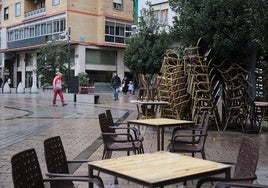 Mesas y sillas de terrazas apiladas en la calle en Bretón de los Herreros.