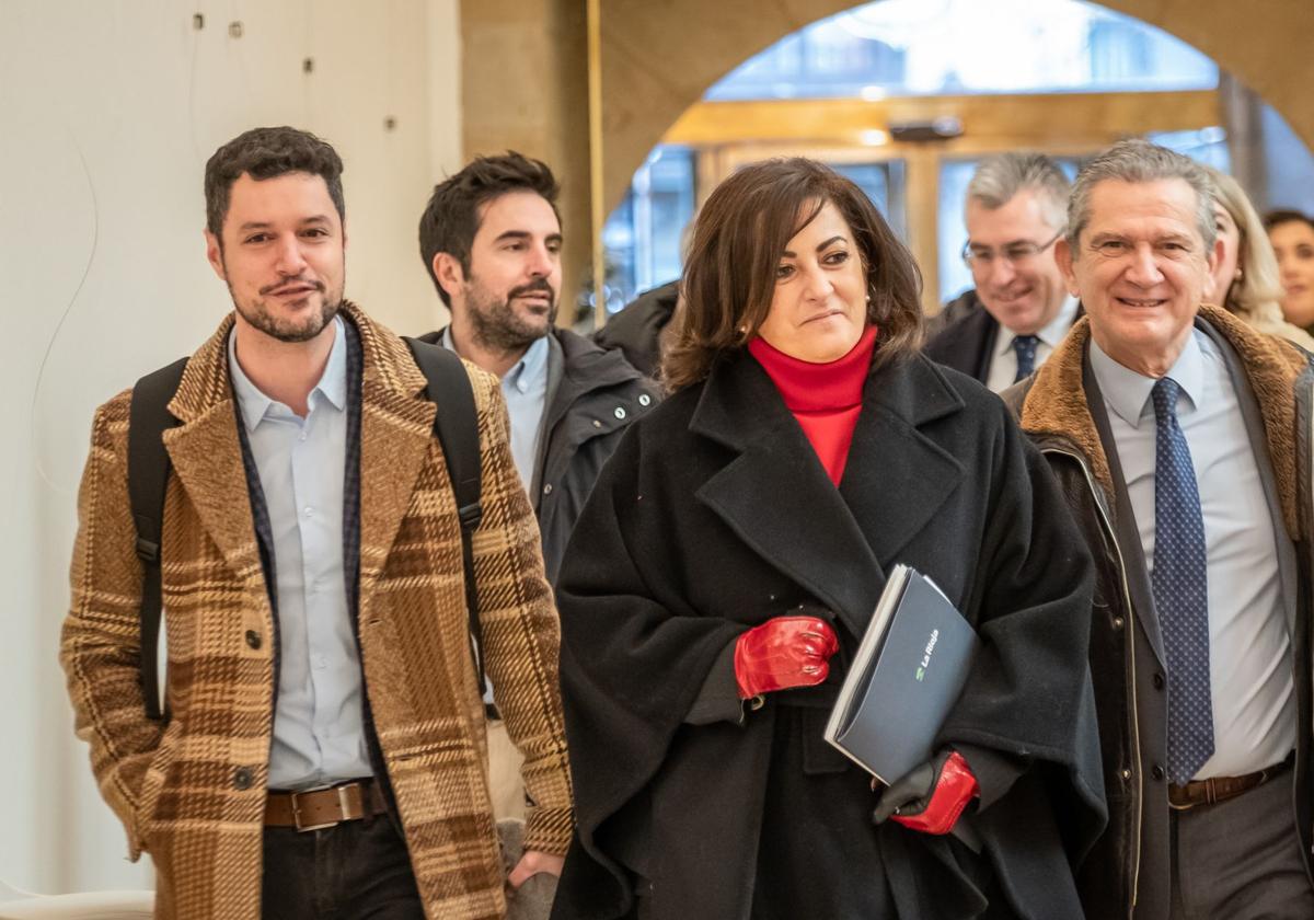 Raúl Díaz y Álex Dorado, con la todavía secretaria general, Concha Andreu.