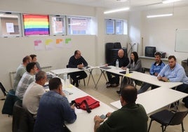 Los representantes de Comisiones Obreras y de la Asociación de Industriales del Calzado y Conexas de La Rioja se reunieron ayer en la sede del sindicato en Arnedo.