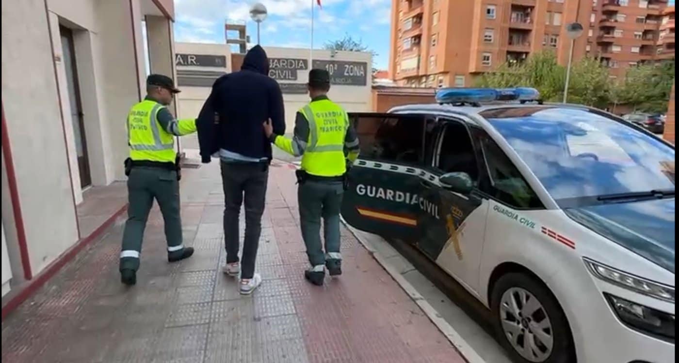 Dos agentes de la Guardia Civil guían al conductor kamikaze para prestar declaración ante el juez.