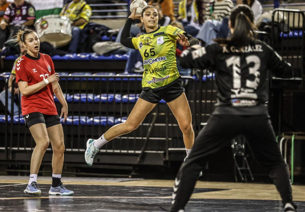 Marina González lanza en salto desde la primera línea.