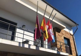 Banderas a media asta y crespones negros en el Ayuntamiento de Carracedelo.