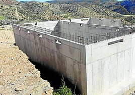 Estado actual de las obras del nuevo depósito de agua potable de Cervera, junto al campo de fútbol.