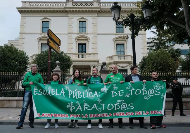 Los representantes de la Plataforma por la Escuela Pública sostienen una pancarta