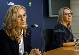 La consejera de Economía, Belinda León; junto con la subdirectora de Relaciones Laborales, Pilar Simón.