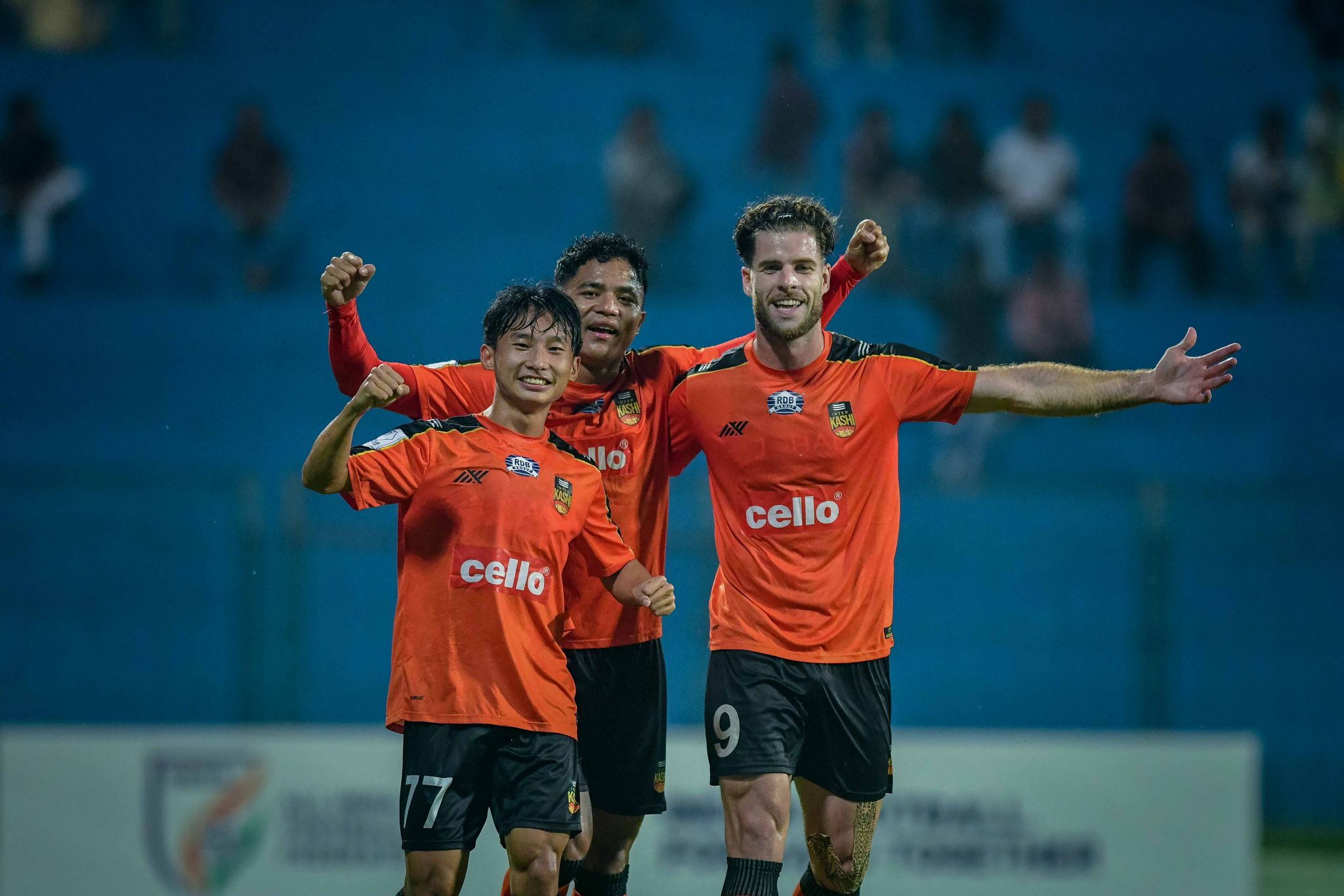 Mario Barco, junto a dos de sus compañeros en el Inter Kashi indio.