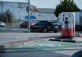 Un cargador para coches eléctricos instalado en una gasolinera de Logroño.