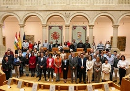 Los representantes de TDAH Rioja y diputados regionales, en el Parlamento de La Rioja.