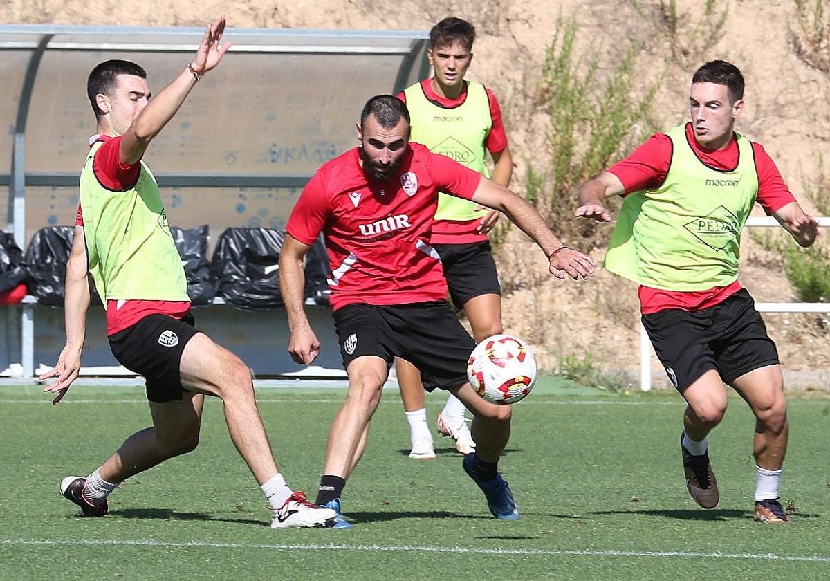 Lupu no llega al balón en pugna con Garrido.