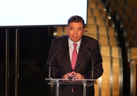 Luis Planas, en la bodega Ramón Bilbao, este jueves.