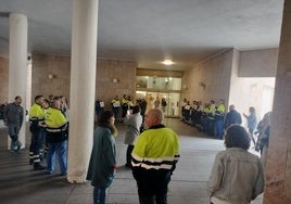 Trabajadores del parque de servicios, concentrados en la puerta del Ayuntamiento.