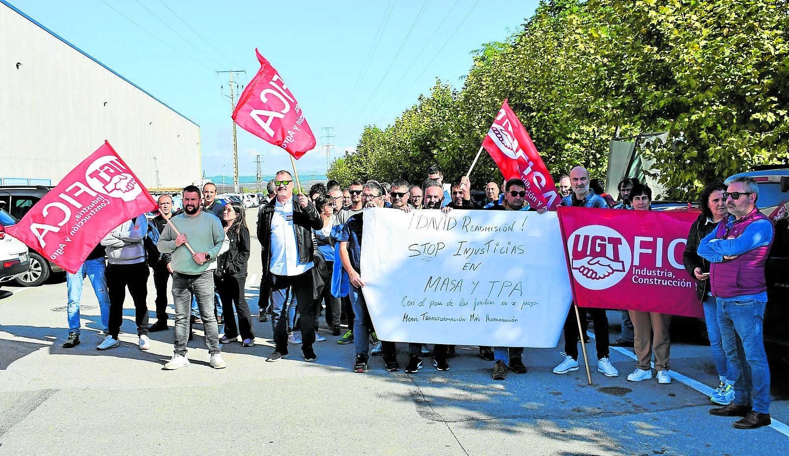 Trabajadores de Masa y TPA y miembros de UGT se concentraron a las puertas de la empresa en el polígono industrial El Sequero.