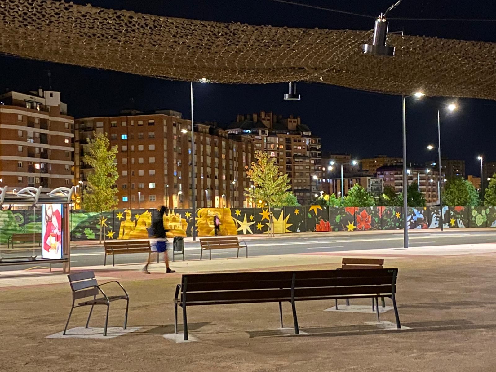 Imagen secundaria 1 - La pérgola con luminarias del parque Princesa Leonor ni luce ni cumple