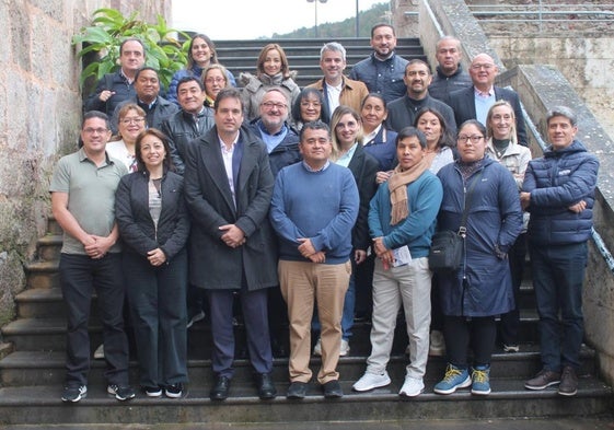 Los rectores de las universidades latinoamericanas posan, junto a personal de UNIR, en las escaleras de acceso al patio de Yuso.