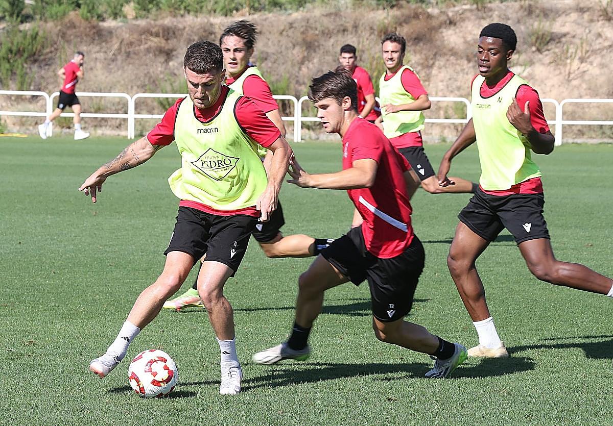 Álvaro Barrero juega el balón presionado por Beñat.