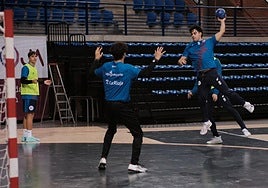 Oriol Zarzuela lanza desde el extremo durante un entrenamiento del Ciudad de Logroño en el Palacio.