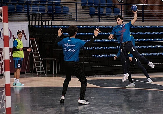 Oriol Zarzuela lanza desde el extremo durante un entrenamiento del Ciudad de Logroño en el Palacio.