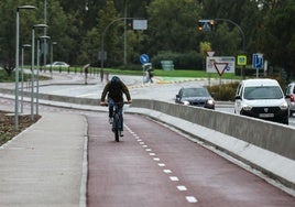 Un ciclista, este viernes circulando con su bicicleta por el nuevo carril de 1,2 kilómetros.