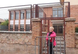 Cantera, portavoz del PSOE, delante del centro educativo.