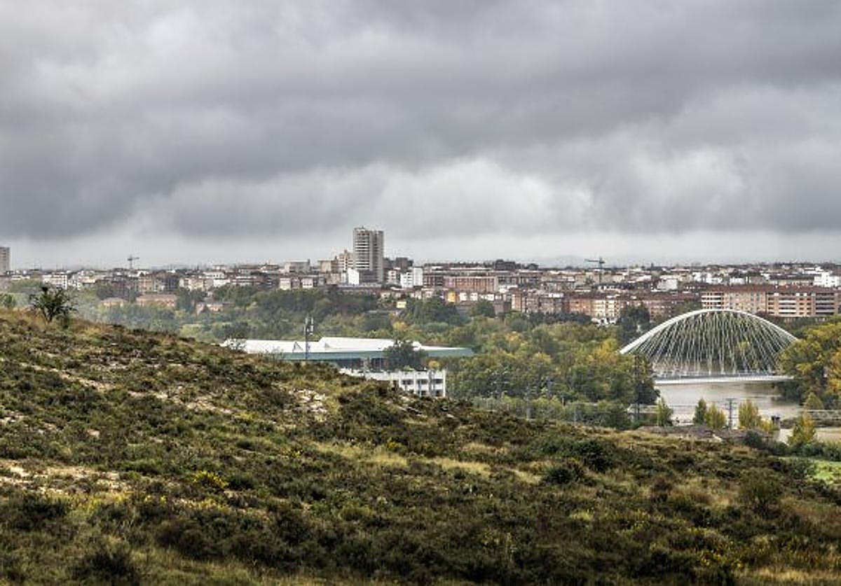 Vistas desde el monte El Corvo de la ciudad de Logroño, con el puente Sagasta en medio.