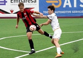 Decisivo. Uzkudun intenta hacerse con el balón en el partido de ayer.