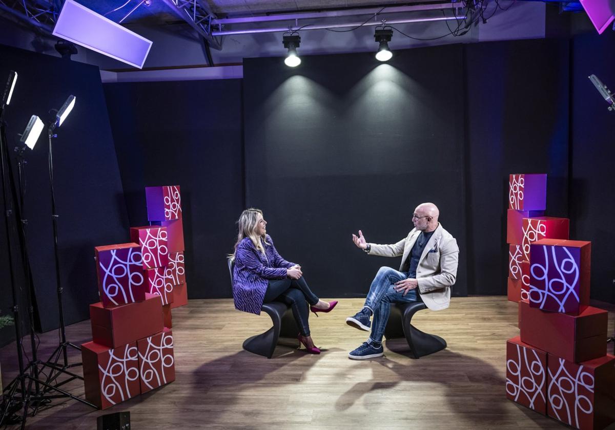 Un momento de la entrevista, en el plató de TVR.