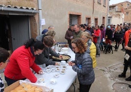 Las calles de Villarroya se llenaron para saborear los distintos pinchos, como el que preparó Ignacio Echapresto.