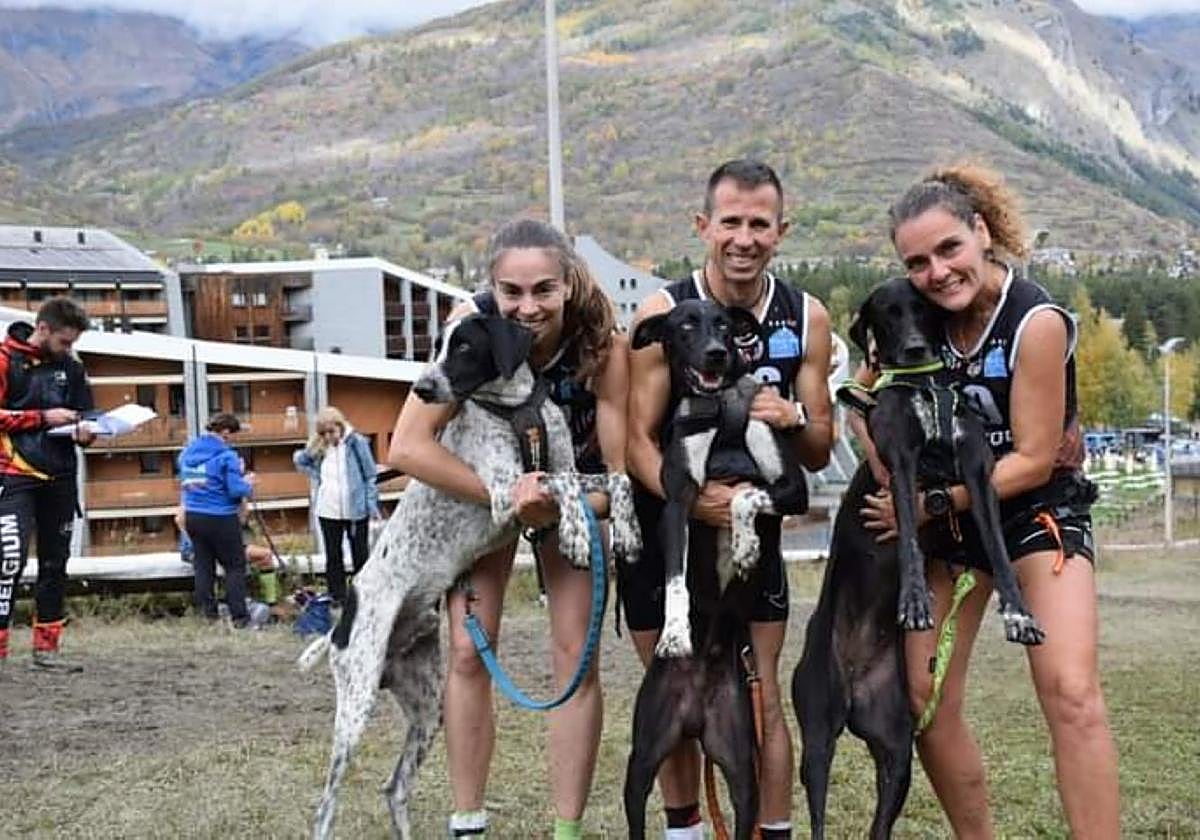 María Marín con Taxi, Roberto Romo con Ska y Arantxa Gurrea con Estephe, en el Mundial de Canicross celebrado en Italia.