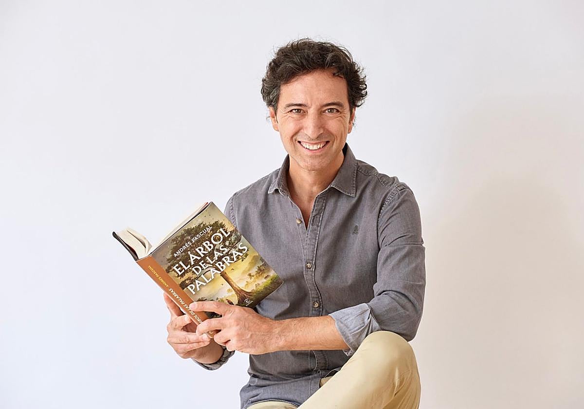 Andrés Pascual posa con un ejemplar de 'El árbol de las palabras'.