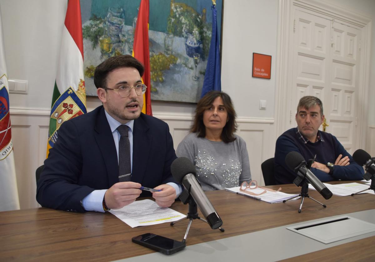 Mario Nafría, Reyes Zapata y David Antoñanzas durante su intervención.