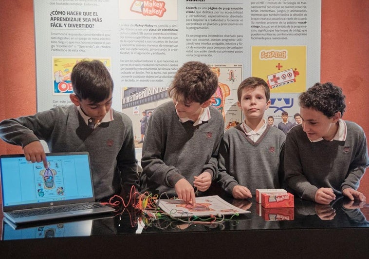 Gael, Mateo, Fabián y Juan, del colegio La Enseñanza, explican su proyecto, un atractivo juego para conocer el aparato digestivo.